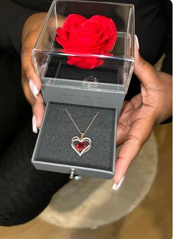 Coffret Rose Éternelle & son Collier d'Amour.